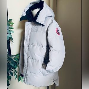 Canada Goose MacMillan Parka. Size large. Excellent condition.